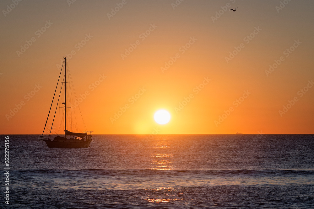 Silueta de un velero al atardecer en la costa de Tarifa, Cádiz, Andalucía, España