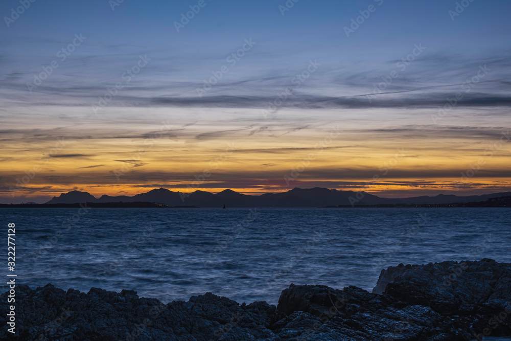 coucher de soleil sur le massif de l'Esterel. 