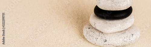 Photo Panoramic shot of zen stones on sand surface with copy space