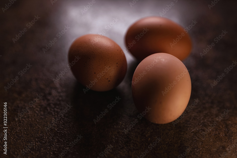 3 Eier vor dunklem Hintergrund 3 Eier vor dunklem Hintergrund