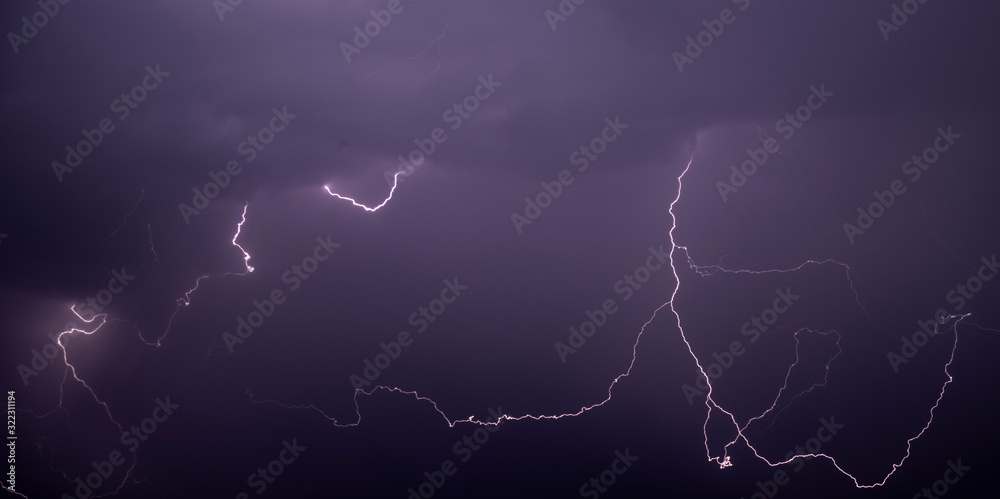 Rayos en una noche de termenta eléctrica Rayos en una noche de termenta eléctrica
