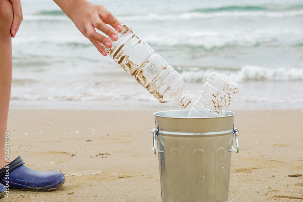 Sea Plastic Trash Beach Cleaning Trash Pick Up Marine Pollution Etc 海の プラスチックゴミ ビーチの清掃 ゴミ拾い 海洋汚染など Foto De Stock Adobe Stock