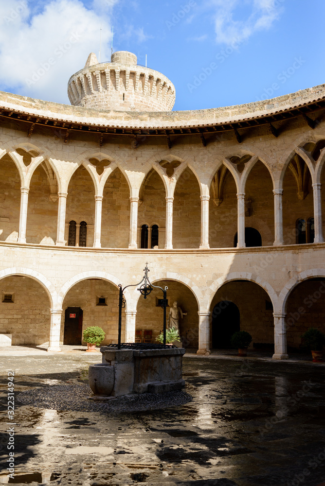 Fototapeta premium El castillo de Bellver de estilo gótico. Está situado a unos tres kilómetros de la ciudad de Palma, en la isla de Mallorca, España. Fue construido a principios del siglo XIV por orden del rey Jaime II