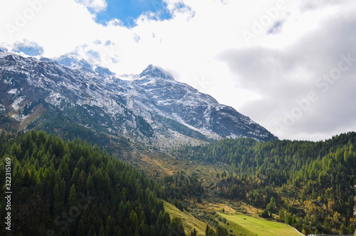 チロルの渓谷　秋の黄葉のエッツタール　フェント付近（オーストリア・チロル） © tatsuo115