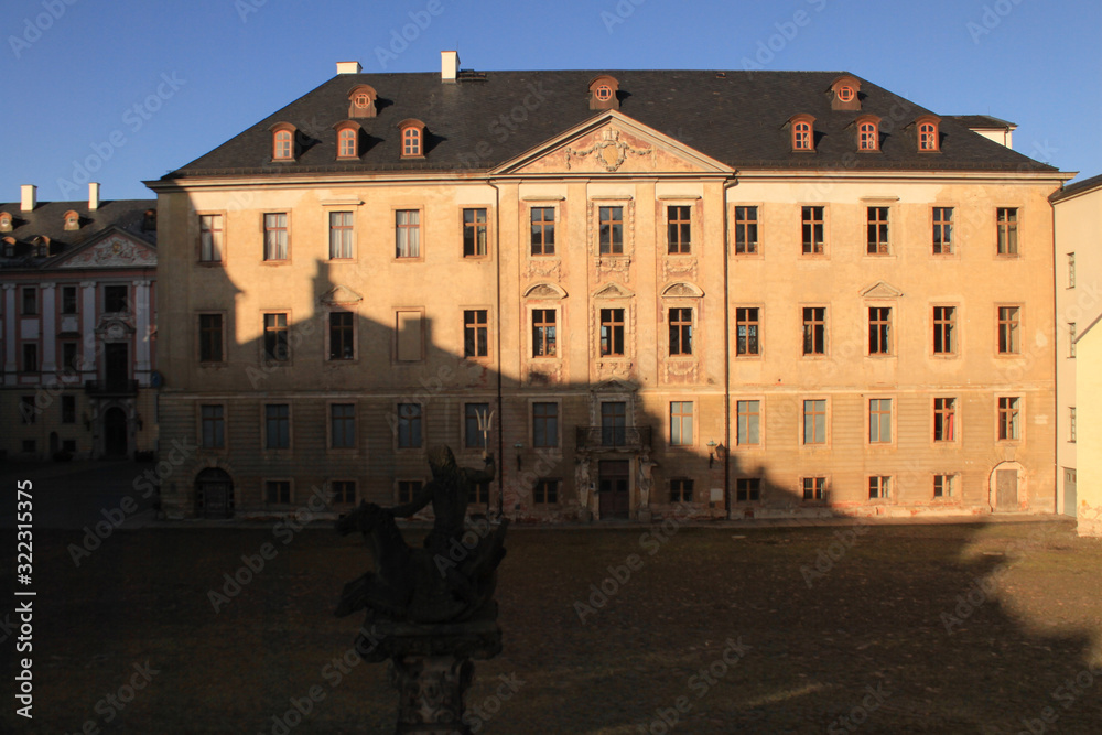 Altenburg; Schlosshof mit Festsaalflügel davor Neptun