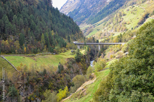 チロルの渓谷 秋の黄葉のエッツタールの橋と川 フェント付近 （オーストリア・チロル）