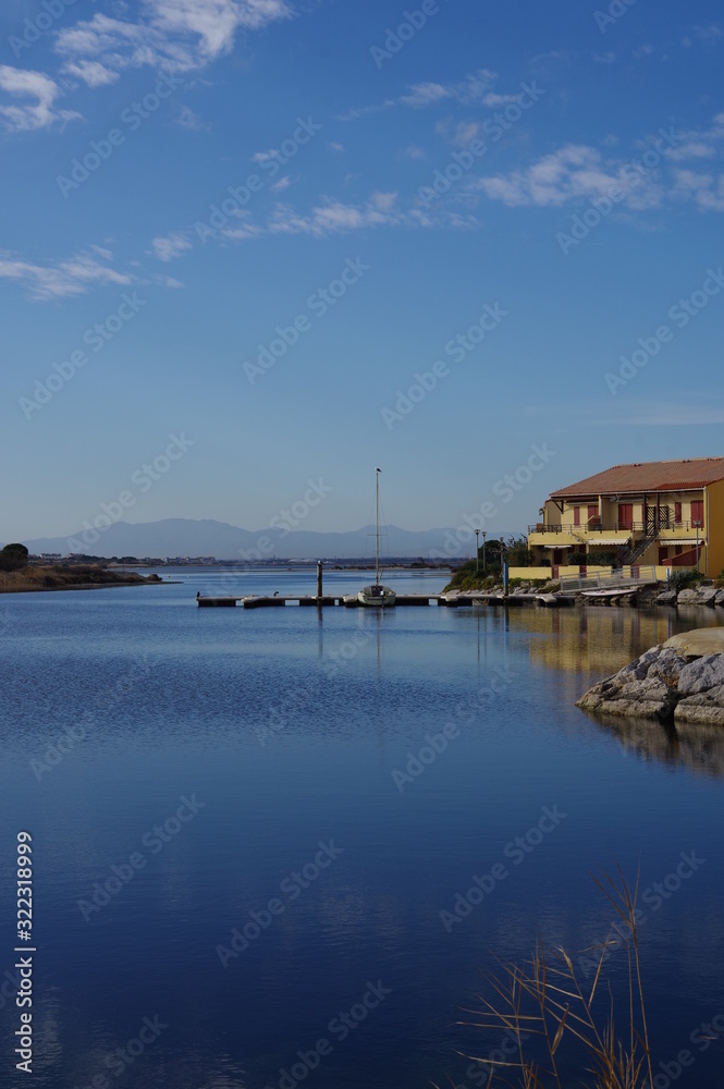 Fototapeta premium Marina construction de bord de mer littoral avec maison et bateau et montagne