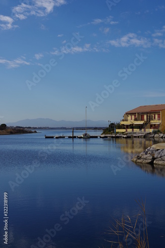 Marina construction de bord de mer littoral avec maison et bateau et montagne © Ourson+