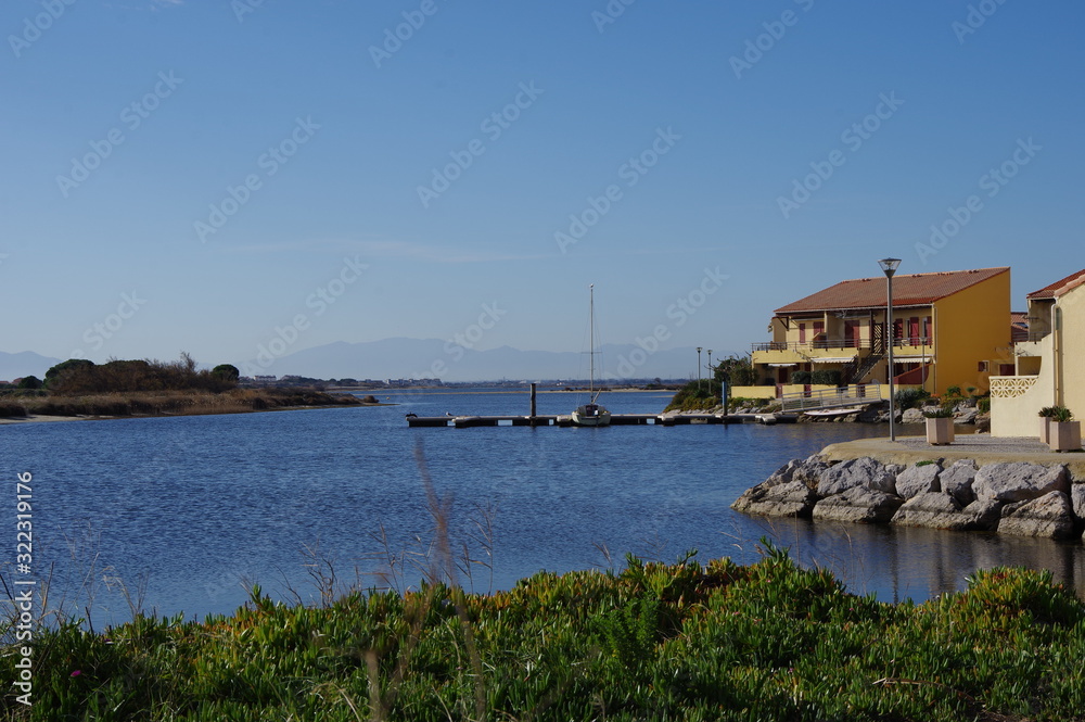 Marina construction de bord de mer littoral avec maison et bateau et montagne
