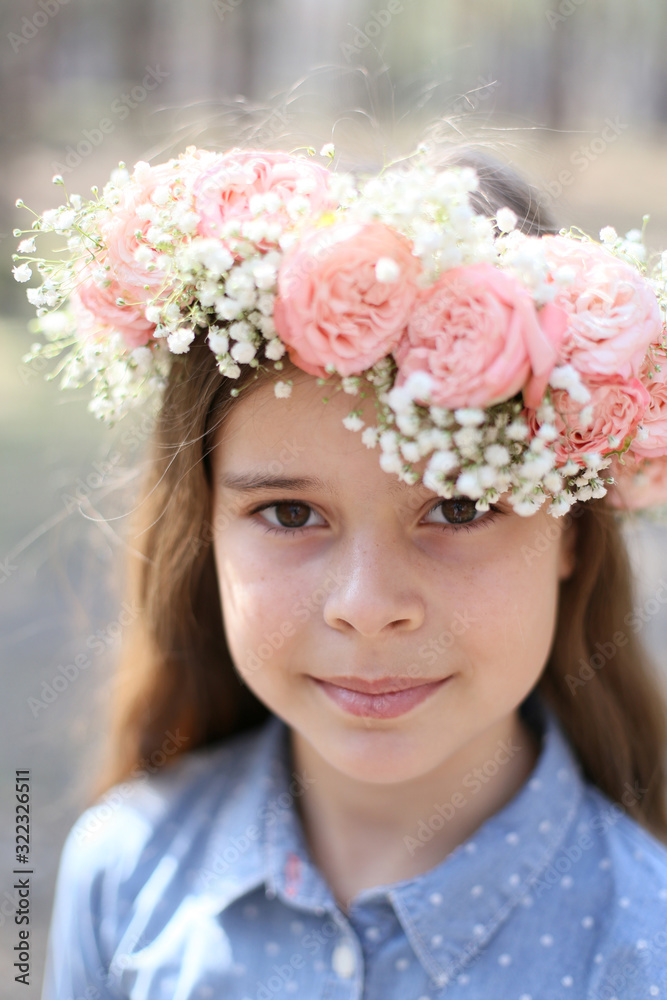 Obraz premium close-up vertical photo of a girl with a wreath on her head