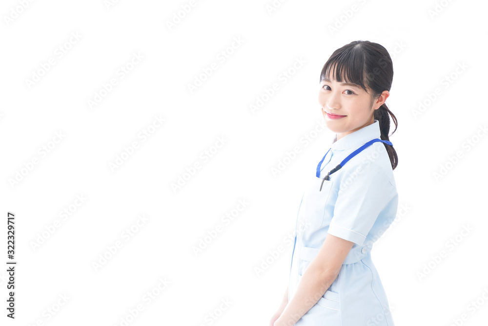 笑顔の若い看護師