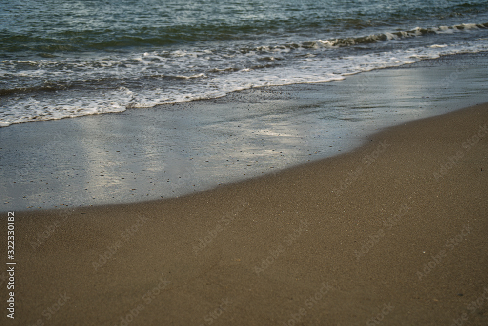 Irgendwo im Nirgendwo am einsamen Strand auf der Karibikseite in Panama mit dunklem Sand und Kokospalmen, Fernweh ruft Irgendwo im Nirgendwo am einsamen Strand auf der Karibikseite in Panama mit dunklem Sand und Kokospalmen, Fernweh ruft