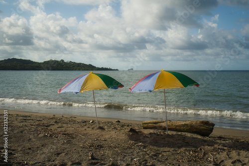 Verschiedene Facetten der einsamen Stände in Panama mit Palmen, Bootswreck, Gras, Palmenwedel  und  Sonnenschirm © Angelika Beck