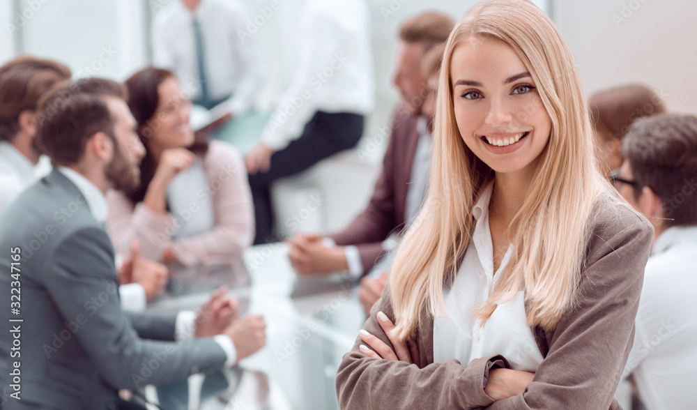 Obraz premium close up. smiling young employee standing in the office