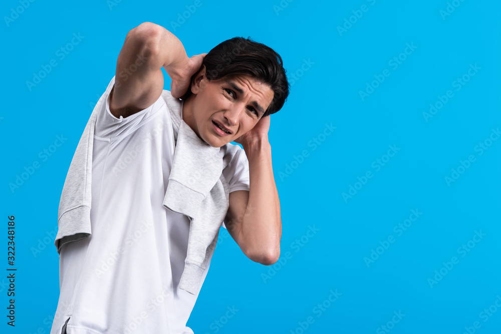 Naklejka premium portrait of frightened young man, isolated on blue