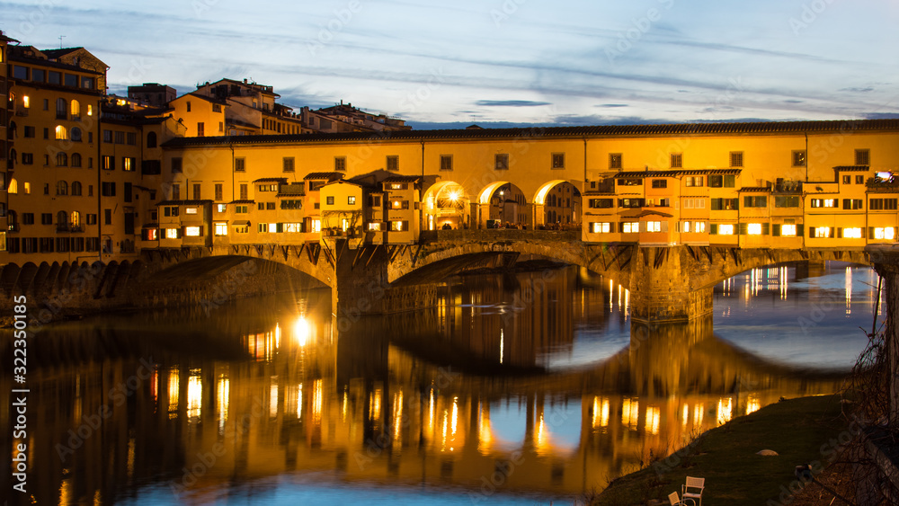 Luci su Ponte Vecchio, Firenze, Italia
