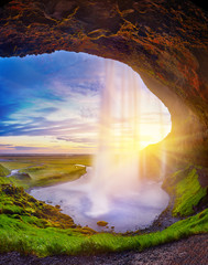 Wandcirkels Watervallen Seljalandsfoss bij gloedvolle zonsondergang  © zicksvift