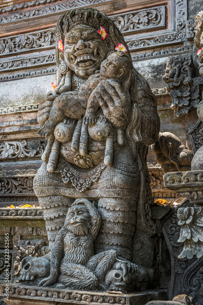 Tempelfigur als Kinderfressende Frau auf Bali