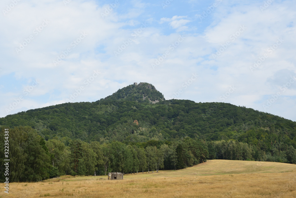 Der Berg Ralsko mit Ruine in Tschechien