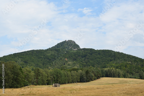 Der Berg Ralsko mit Ruine in Tschechien