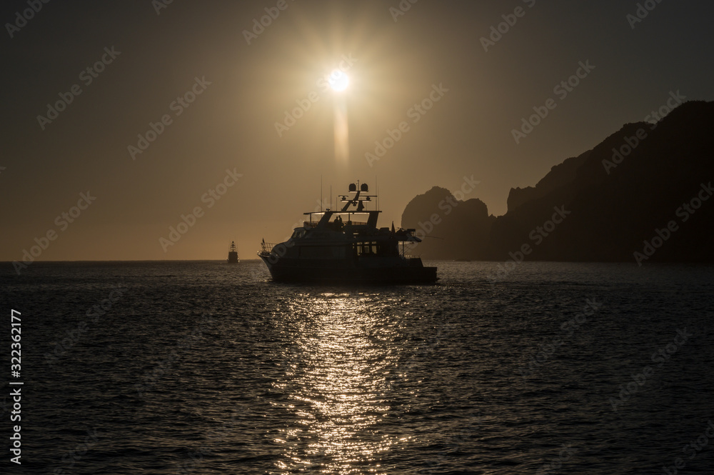 Obraz premium ship on sunset