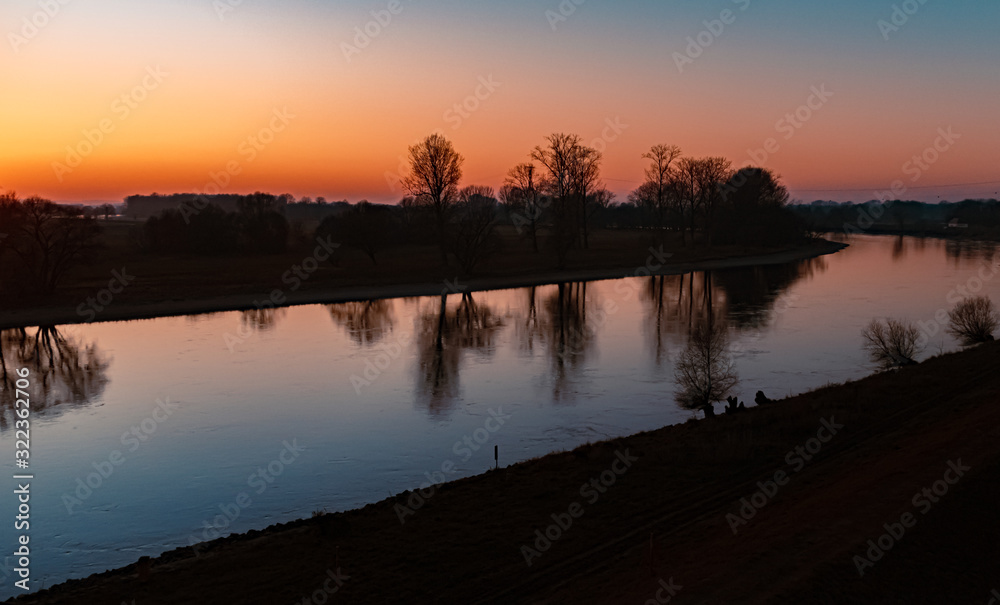 Obraz premium Beautiful sunset with reflections at the river danube near Winzer, Bavaria, Germany