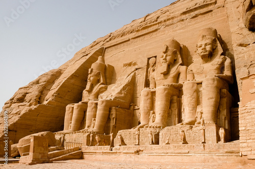 фотографія Huge statues of Egyptian King Ramses II seated at the entrance to the Great Temp