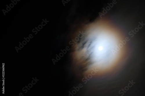 FU 2020-01-07 Mond 22 Der Mond hat zwischen den Wolken eine Aura