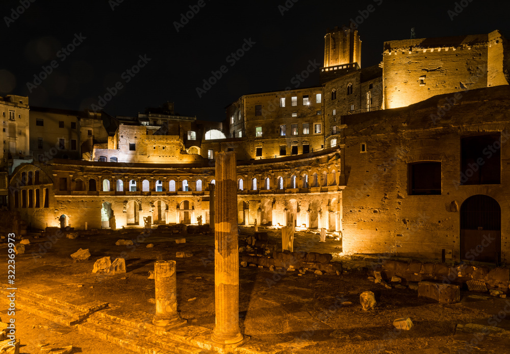 Das Trajansforum in Rom bei Nacht