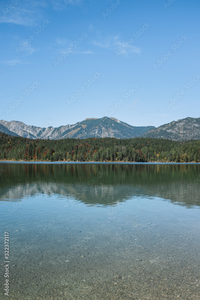 Reflejo Montañas y Bosque Simétrico en Alpes Alemania