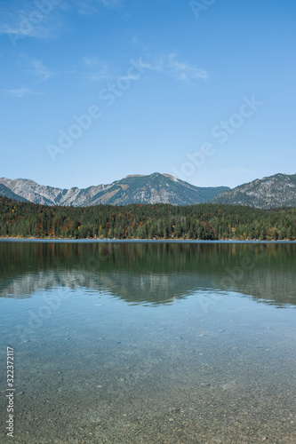 Reflejo Montañas y Bosque Simétrico en Alpes Alemania