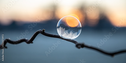 Gefrorene Seifenblase im Sonnenaufgang photo