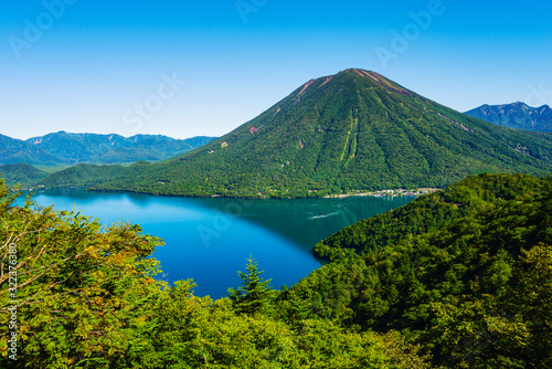 男体山と中禅寺湖 © taiyosun