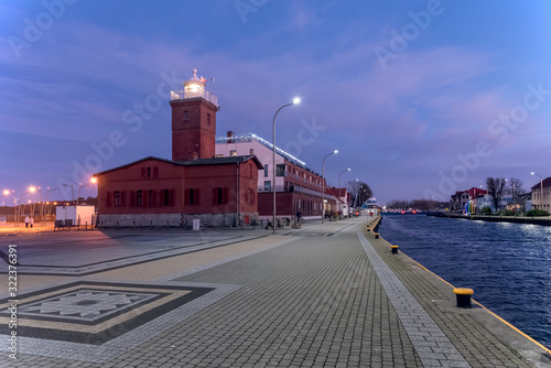 Leuchtturm in Darlowko bei Nacht