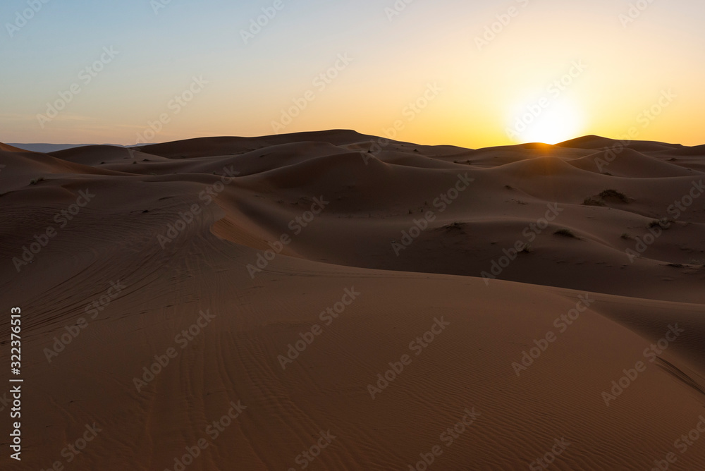 Fototapeta Maroc. Morocco. Merzouga. Dunes de sable dans le désert du Sahara. Sand dunes in the Sahara Desert.
