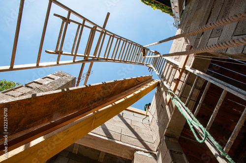 travaux du batiment, échelles en conte-plongée. building work, low-angle ladders. photo