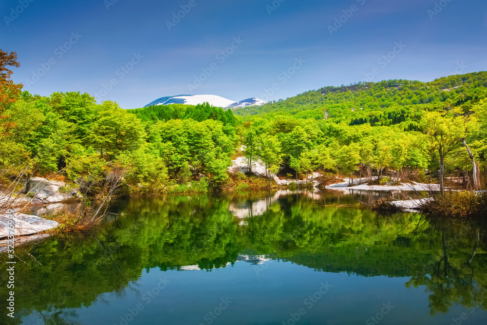地蔵池と姥ヶ岳　山形県 磐梯朝日国立公園