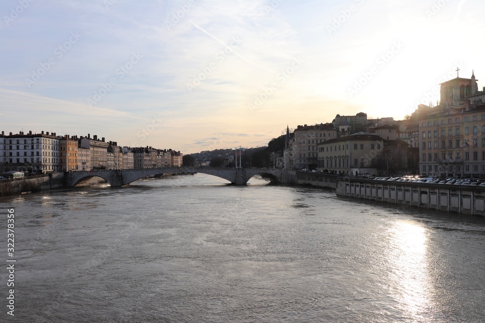 La rivière Saône dans la ville de Lyon au niveau du quartier Saint Jean au coucher du soleil - Ville de Lyon - Département du Rhône - France