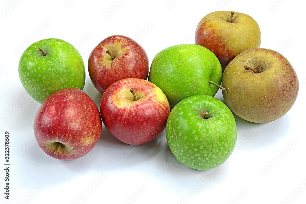 plusieurs pommes sur un fond blanc plusieurs pommes sur un fond blanc