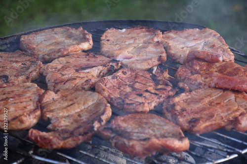 mięso piecze się na grillu, karkówka w lato