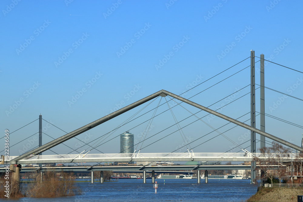 Aussicht auf drei Brücken in Düsseldorf aus der Einfahrt des Düsseldorfers Medienhafens