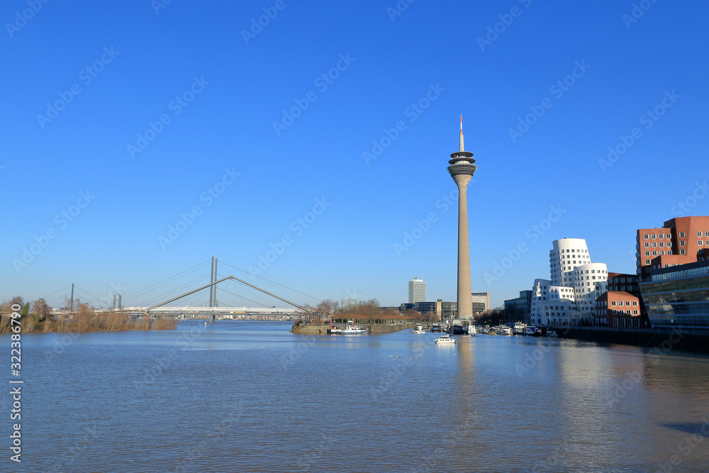 Blick vom Medienhafen in Düsseldorf zum Rheinturm