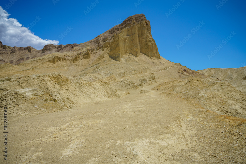 Obraz premium hikink the golden canyon - gower gulch circuit in death valley, california, usa