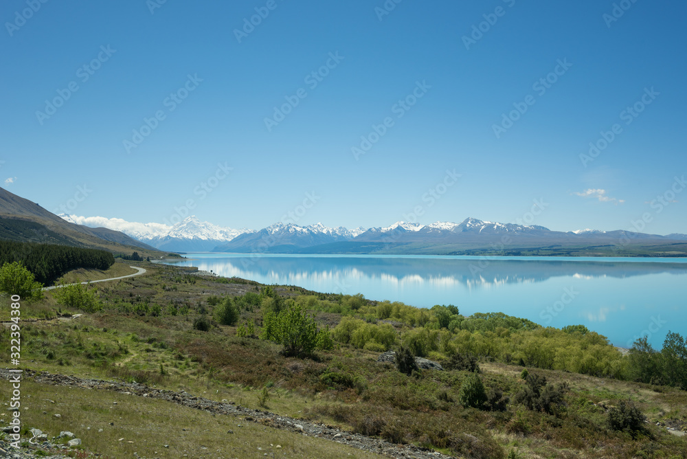 The view from Peters Lookout along the turquoise waters of Lake Pukaki to the snow-capped peak of Mount Cook/Aoraki in the Southern Alps.