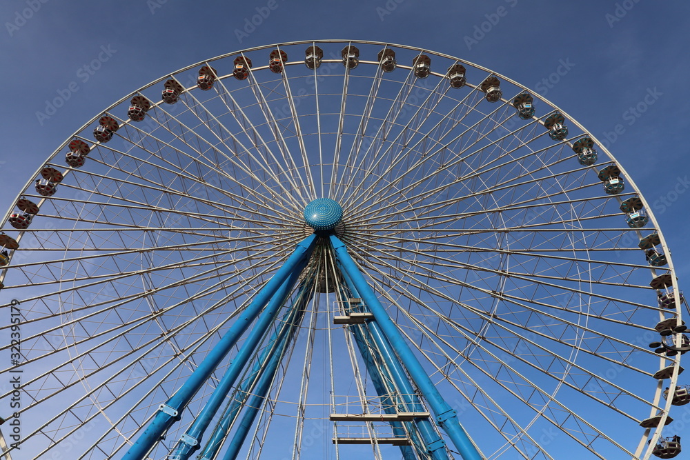 La grande roue de Lyon située place Bellecour - Ville de Lyon - Département du Rhône - France La grande roue de Lyon située place Bellecour - Ville de Lyon - Département du Rhône - France