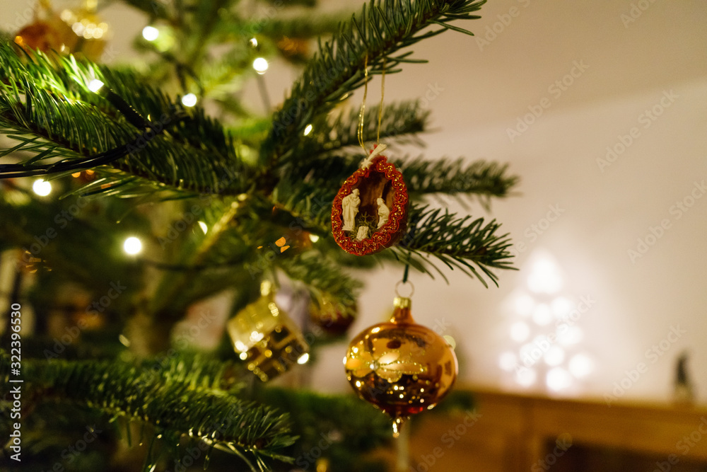 Christbaumschmuck an einem Tannenbaum Christbaumschmuck an einem Tannenbaum