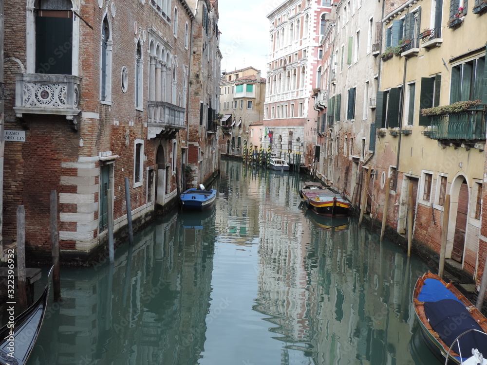 rio specchiante a venezia