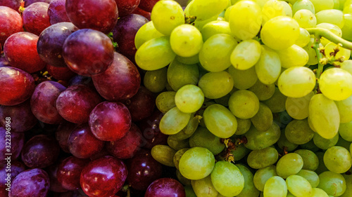 Canvastavla Piles of red and green grapes are ready to be served and enjoyed.