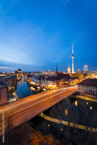 Panorama der Skyline von Berlin, Deutschland, bei Sonnenuntergang mit dem Fluss Spree, Berliner Dom und Alexanderplatz