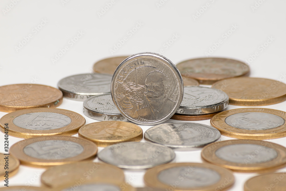 dinheiro brasileiro real moedas em fundo branco dinheiro brasileiro real moedas em fundo branco